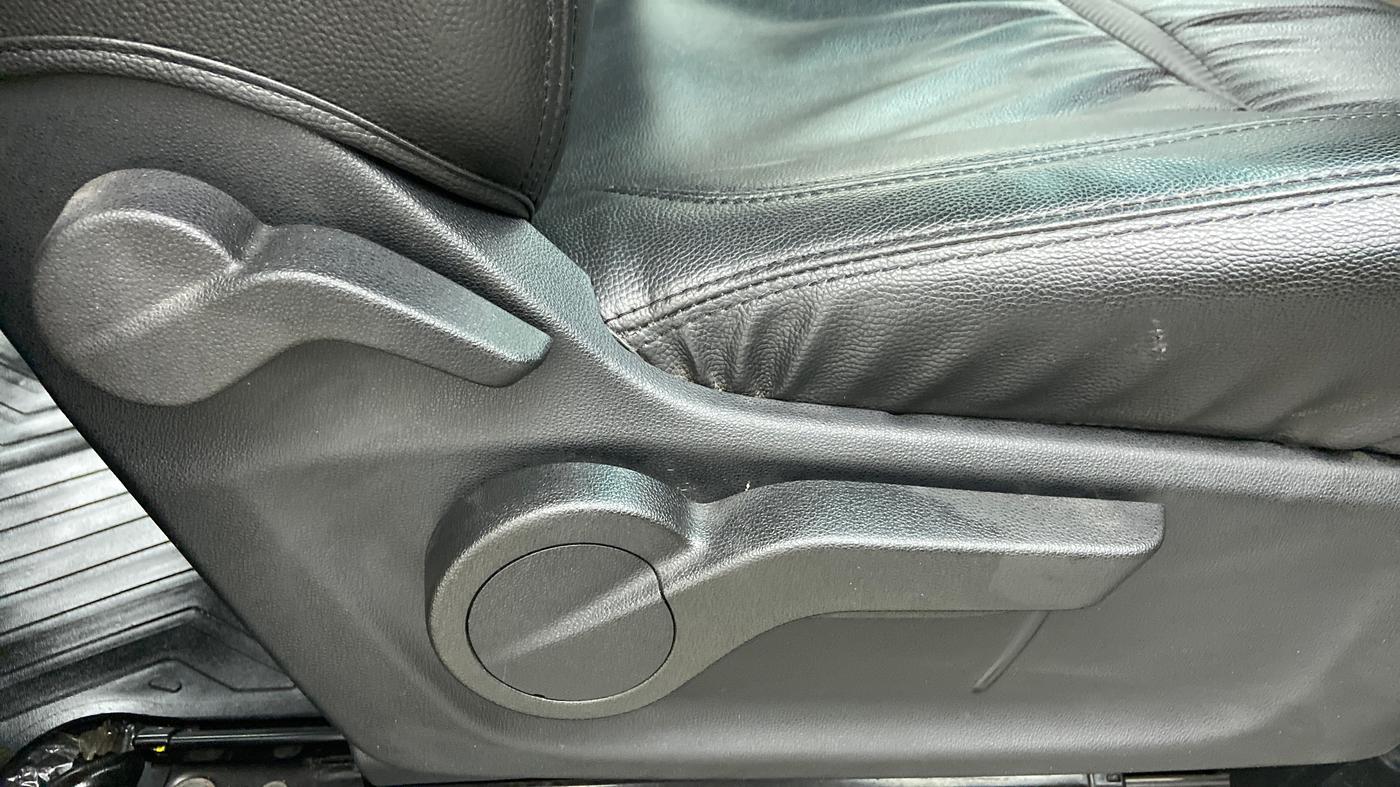 2018 Mahindra MARAZZO M6 7 STR, Diesel, Manual, 21,547 km, Driver Side Adjustment Panel