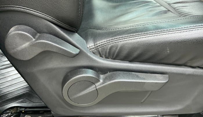 2018 Mahindra MARAZZO M6 7 STR, Diesel, Manual, 21,547 km, Driver Side Adjustment Panel