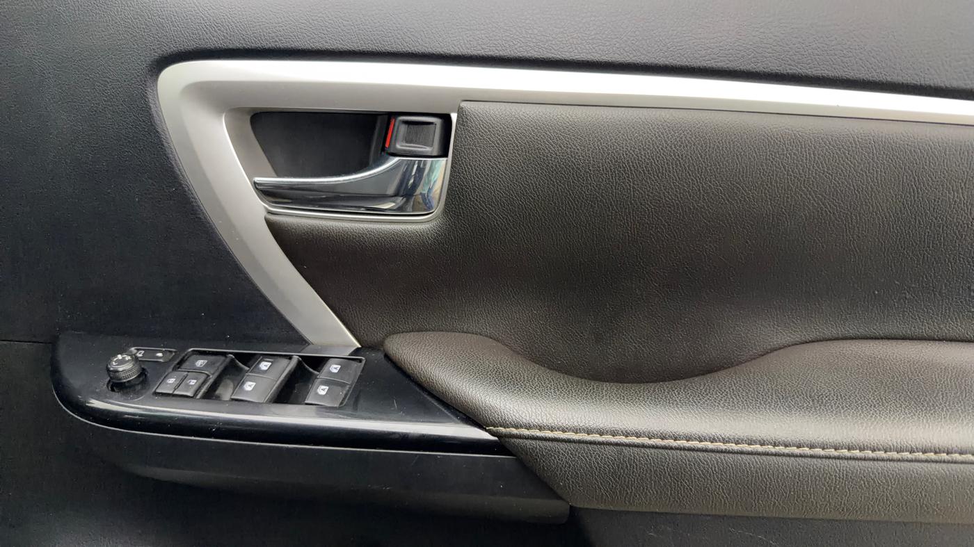 2019 Toyota Fortuner 2.7 4X2 AT, Petrol, Automatic, 24,901 km, Driver Side Door Panels Control