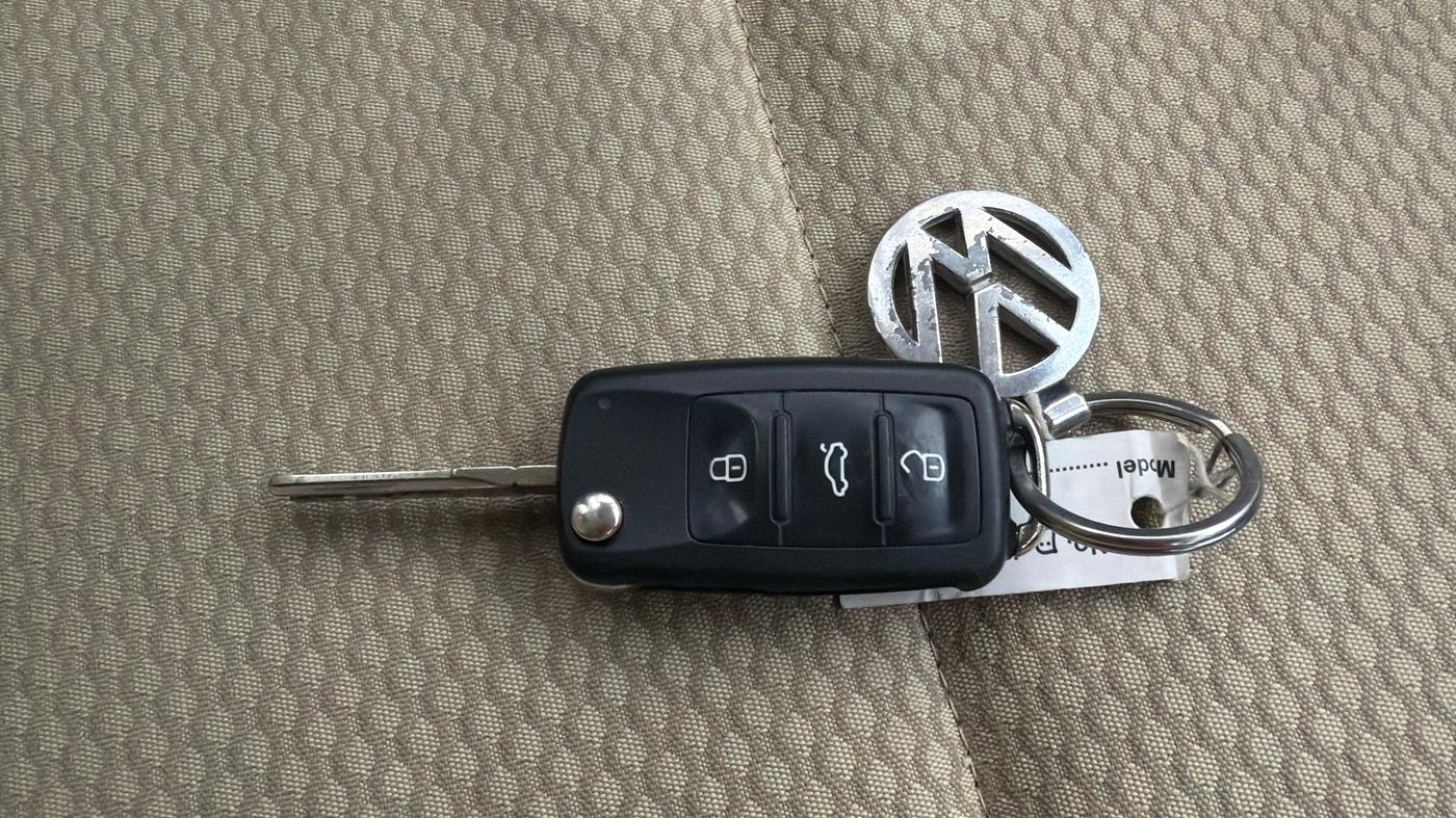 2017 Volkswagen Ameo HIGHLINE1.2L PLUS 16 ALLOY, Petrol, Manual, 63,427 km, Key Close Up