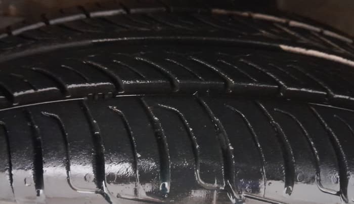 2014 Maruti Ritz VXI, Petrol, Manual, 92,624 km, Left Front Tyre Tread