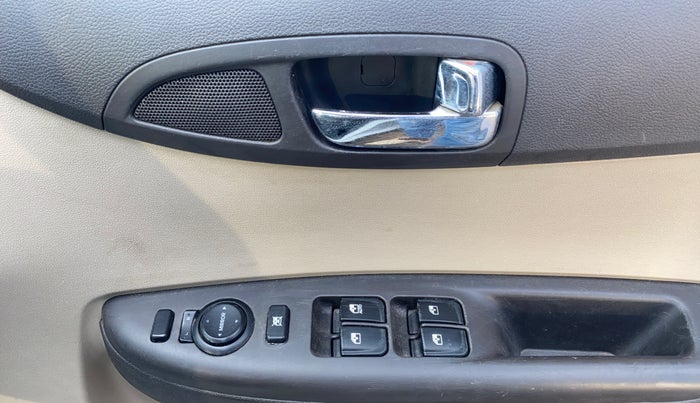 2012 Hyundai i20 SPORTZ 1.2, Petrol, Manual, 1,09,371 km, Driver Side Door Panels Control