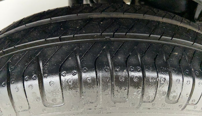 2019 Maruti Eeco 5 STR CNG WITH AC PLUSHTR, CNG, Manual, 27,469 km, Right Rear Tyre Tread
