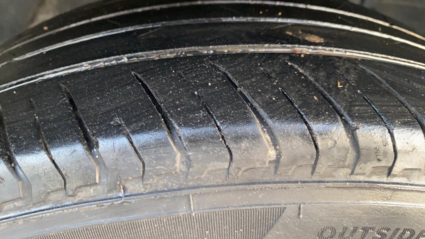 2018 Tata NEXON XM PETROL, Petrol, Manual, 96,110 km, Right Front Tyre Tread