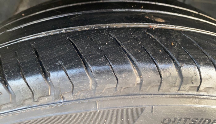 2018 Tata NEXON XM PETROL, Petrol, Manual, 96,091 km, Right Front Tyre Tread