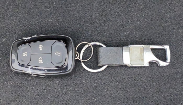 2021 Tata ALTROZ XZ PETROL, Petrol, Manual, 9,172 km, Key Close Up