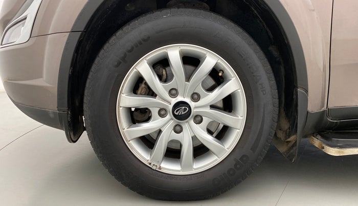 2017 Mahindra XUV500 W10 AT FWD, Diesel, Automatic, 25,600 km, Left Front Wheel