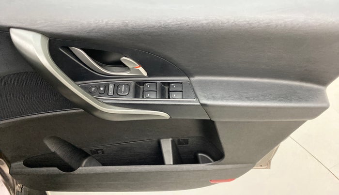 2017 Mahindra XUV500 W10 AT FWD, Diesel, Automatic, 25,600 km, Driver Side Door Panels Control
