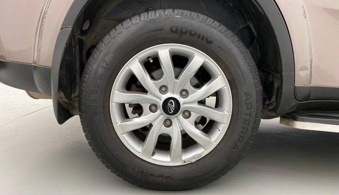 2017 Mahindra XUV500 W10 AT FWD, Diesel, Automatic, 25,600 km, Right Rear Wheel