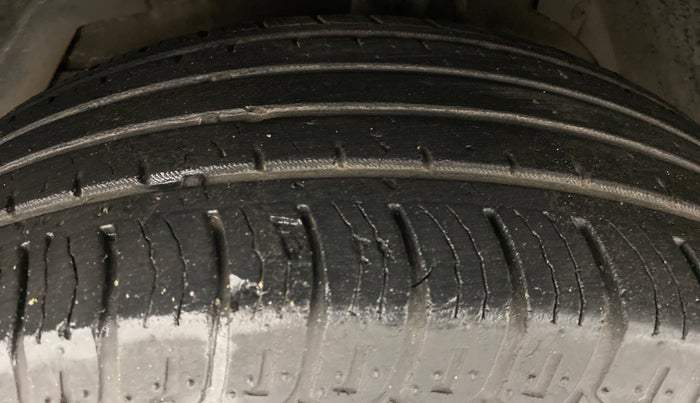 2017 Mahindra XUV500 W10 AT FWD, Diesel, Automatic, 25,600 km, Left Front Tyre Tread