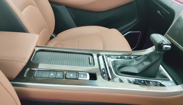 2023 MG HECTOR PLUS SAVVY PRO 1.5 TURBO CVT 7 STR, Petrol, Automatic, 44,800 km, Gear Lever