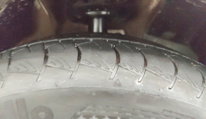 2023 MG HECTOR PLUS SAVVY PRO 1.5 TURBO CVT 7 STR, Petrol, Automatic, 44,800 km, Right Front Tyre Tread