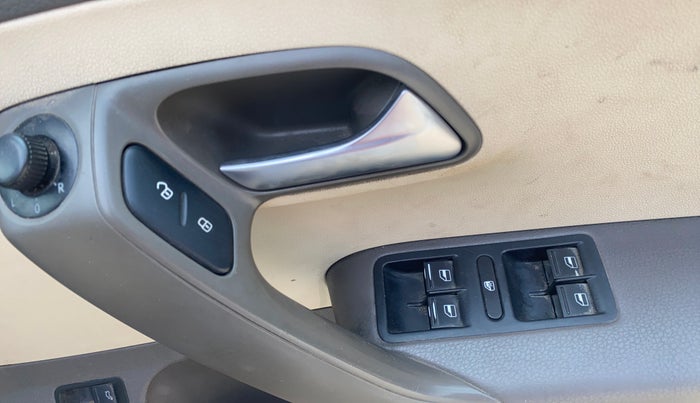 2015 Volkswagen Vento HIGHLINE PLUS 1.2 AT 16 ALLOY, Petrol, Automatic, 76,519 km, Driver Side Door Panels Control