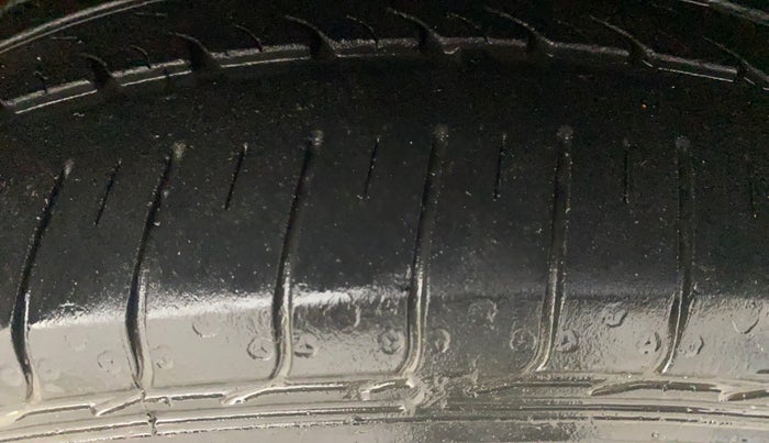 2015 Volkswagen Vento HIGHLINE PLUS 1.2 AT 16 ALLOY, Petrol, Automatic, 76,519 km, Right Front Tyre Tread