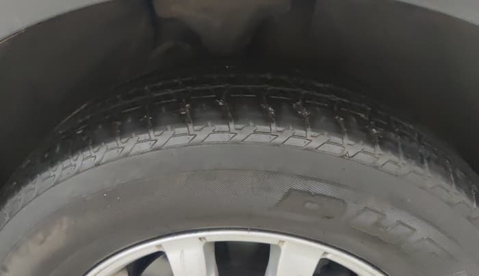 2015 Mahindra XUV500 W10, Diesel, Manual, 1,39,711 km, Right Front Tyre Tread