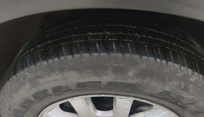 2015 Mahindra XUV500 W10, Diesel, Manual, 1,39,711 km, Left Front Tyre Tread