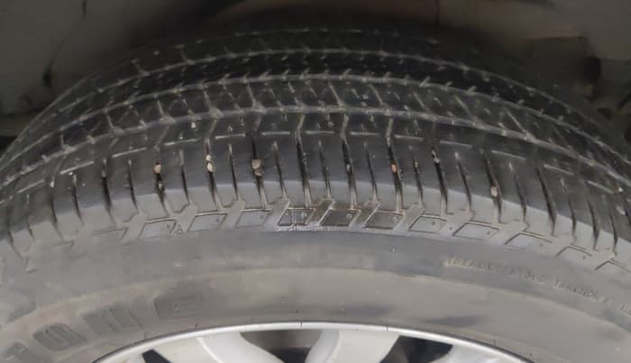 2015 Mahindra XUV500 W10, Diesel, Manual, 1,39,711 km, Left Rear Tyre Tread