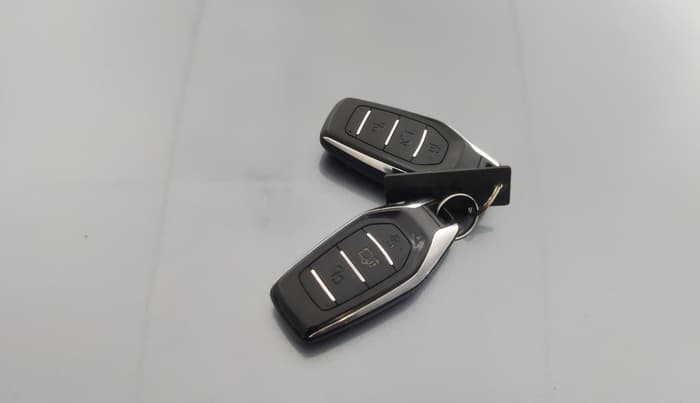 2015 Mahindra XUV500 W10, Diesel, Manual, 1,39,711 km, Key Close Up