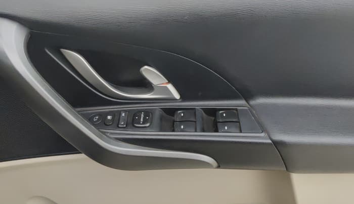 2015 Mahindra XUV500 W10, Diesel, Manual, 1,39,711 km, Driver Side Door Panels Control