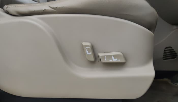 2015 Mahindra XUV500 W10, Diesel, Manual, 1,39,711 km, Driver Side Adjustment Panel