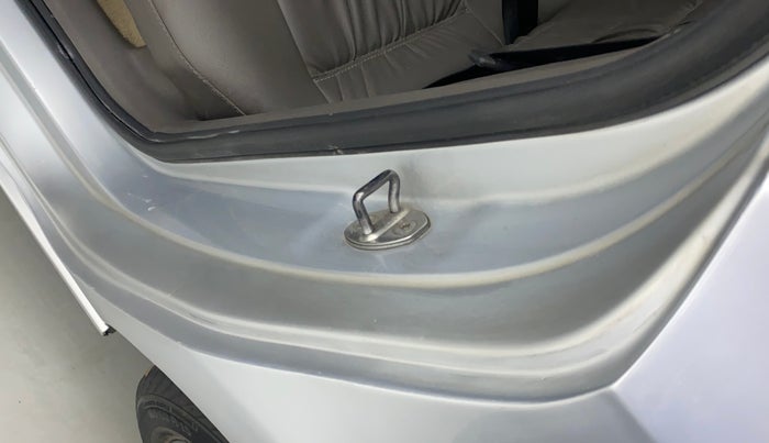 2010 Volkswagen Vento HIGHLINE 1.6 MPI, Petrol, Manual, 1,05,484 km, Left C pillar - Paint is slightly faded