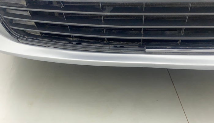 2010 Volkswagen Vento HIGHLINE 1.6 MPI, Petrol, Manual, 1,05,484 km, Front bumper - Chrome strip damage