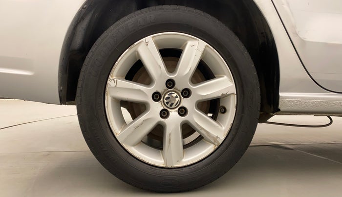 2010 Volkswagen Vento HIGHLINE 1.6 MPI, Petrol, Manual, 1,05,484 km, Right Rear Wheel