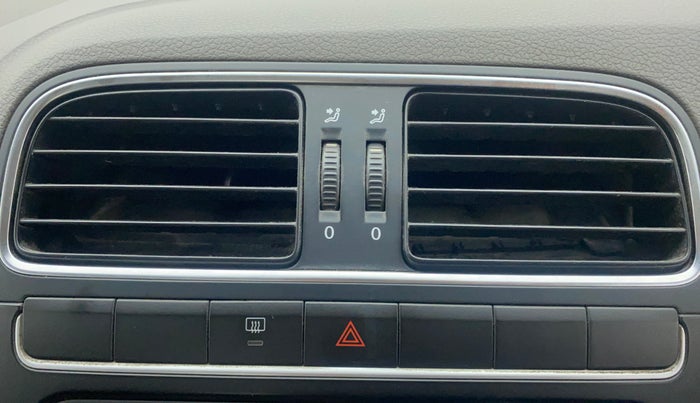 2010 Volkswagen Vento HIGHLINE 1.6 MPI, Petrol, Manual, 1,05,484 km, AC Unit - Front vent has minor damage