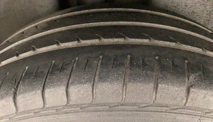 2010 Volkswagen Vento HIGHLINE 1.6 MPI, Petrol, Manual, 1,05,484 km, Right Rear Tyre Tread