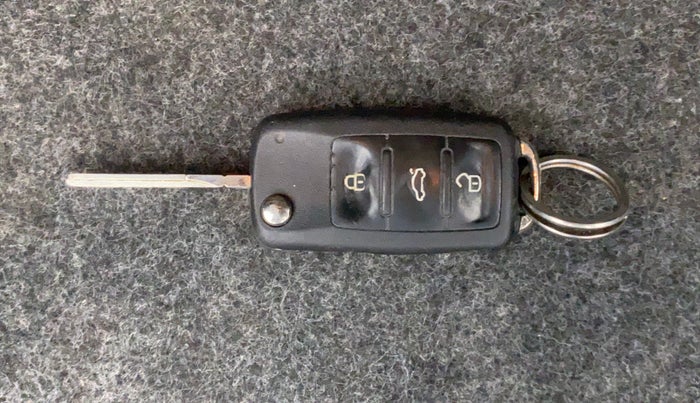 2010 Volkswagen Vento HIGHLINE 1.6 MPI, Petrol, Manual, 1,05,484 km, Lock system - Remote key minor damage