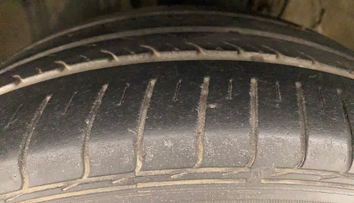 2010 Volkswagen Vento HIGHLINE 1.6 MPI, Petrol, Manual, 1,05,484 km, Left Front Tyre Tread
