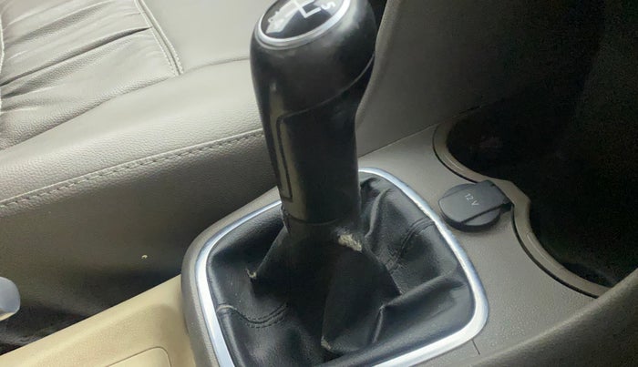 2010 Volkswagen Vento HIGHLINE 1.6 MPI, Petrol, Manual, 1,05,484 km, Gear lever - Boot cover slightly torn