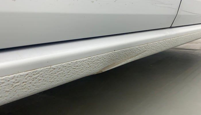 2010 Volkswagen Vento HIGHLINE 1.6 MPI, Petrol, Manual, 1,05,484 km, Right running board - Slightly dented