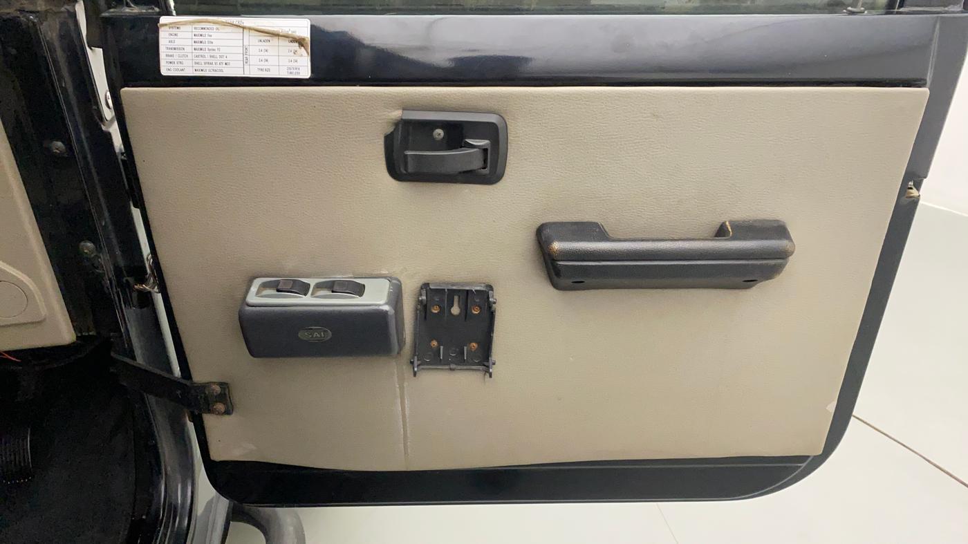 2019 Mahindra Thar CRDE 4X4 AC, Diesel, Manual, 32,124 km, Driver Side Door Panels Control