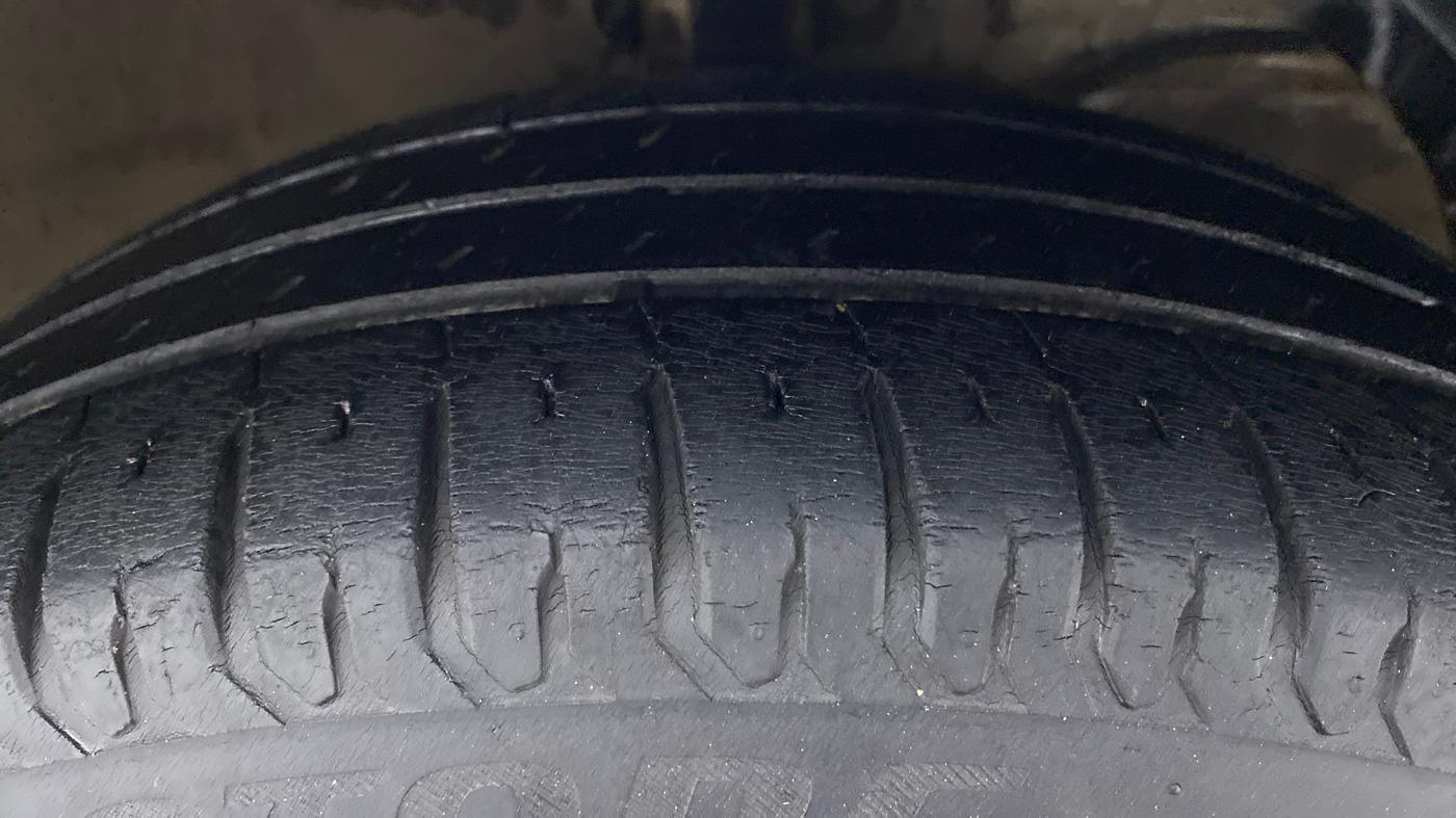 2018 Maruti Dzire ZXI AMT, Petrol, Automatic, 52,045 km, Right Front Tyre Tread