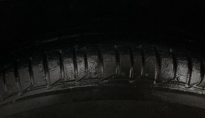 2014 Hyundai i10 MAGNA 1.1, Petrol, Manual, 23,765 km, Right Front Tyre Tread