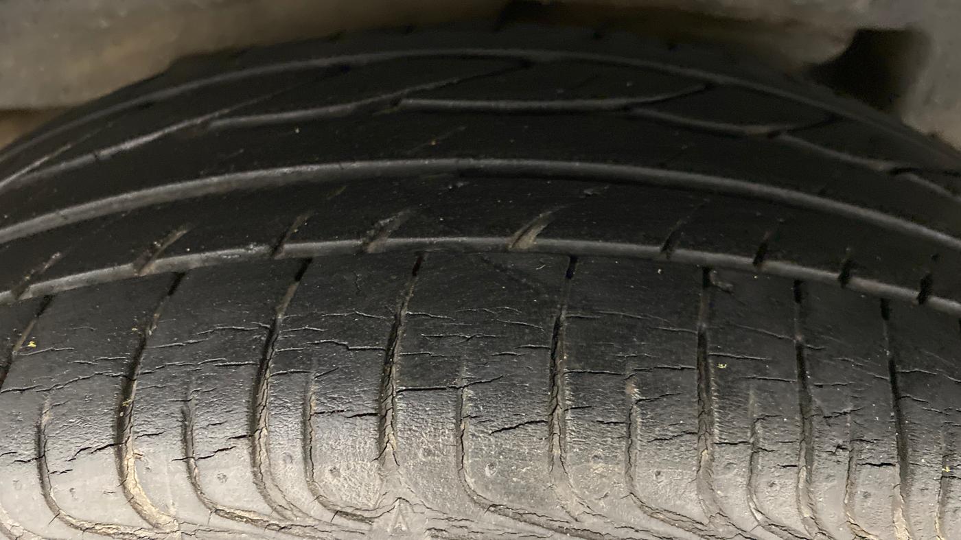 2012 Toyota Corolla Altis J, Petrol, Manual, 75,498 km, Right Rear Tyre Tread