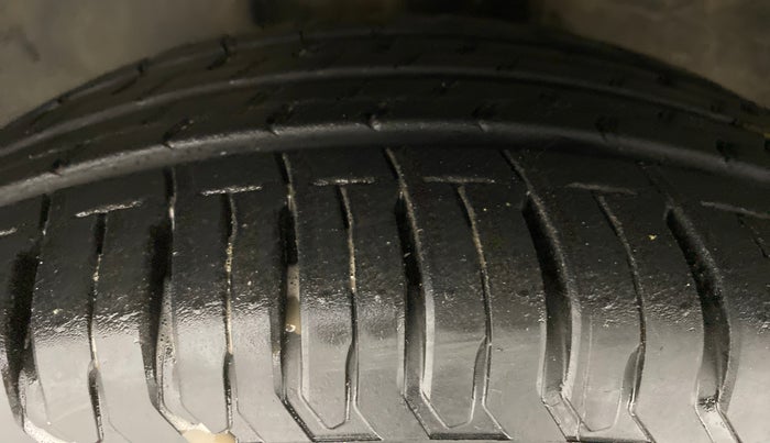 2012 Toyota Corolla Altis J, Petrol, Manual, 75,498 km, Left Front Tyre Tread