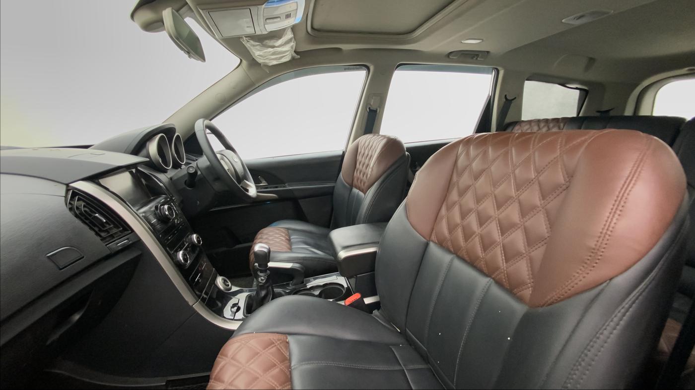 2019 Mahindra XUV500 W9, Diesel, Manual, 25,269 km, Right Side Front Door Cabin