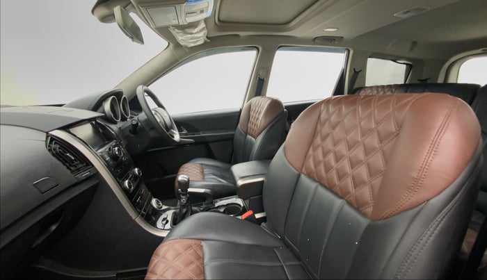 2019 Mahindra XUV500 W9, Diesel, Manual, 25,269 km, Right Side Front Door Cabin