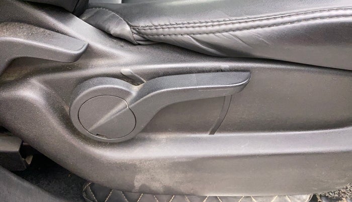 2019 Mahindra XUV500 W9, Diesel, Manual, 25,269 km, Driver Side Adjustment Panel