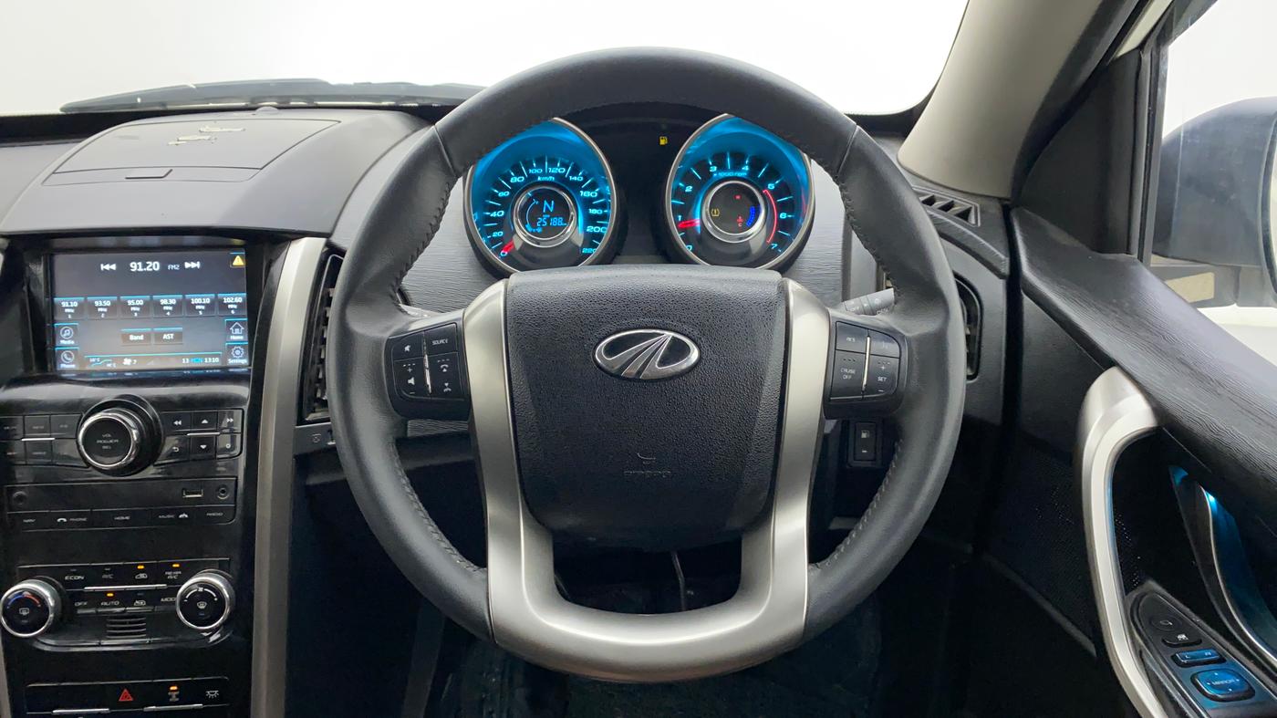 2019 Mahindra XUV500 W9, Diesel, Manual, 25,269 km, Steering Wheel Close Up