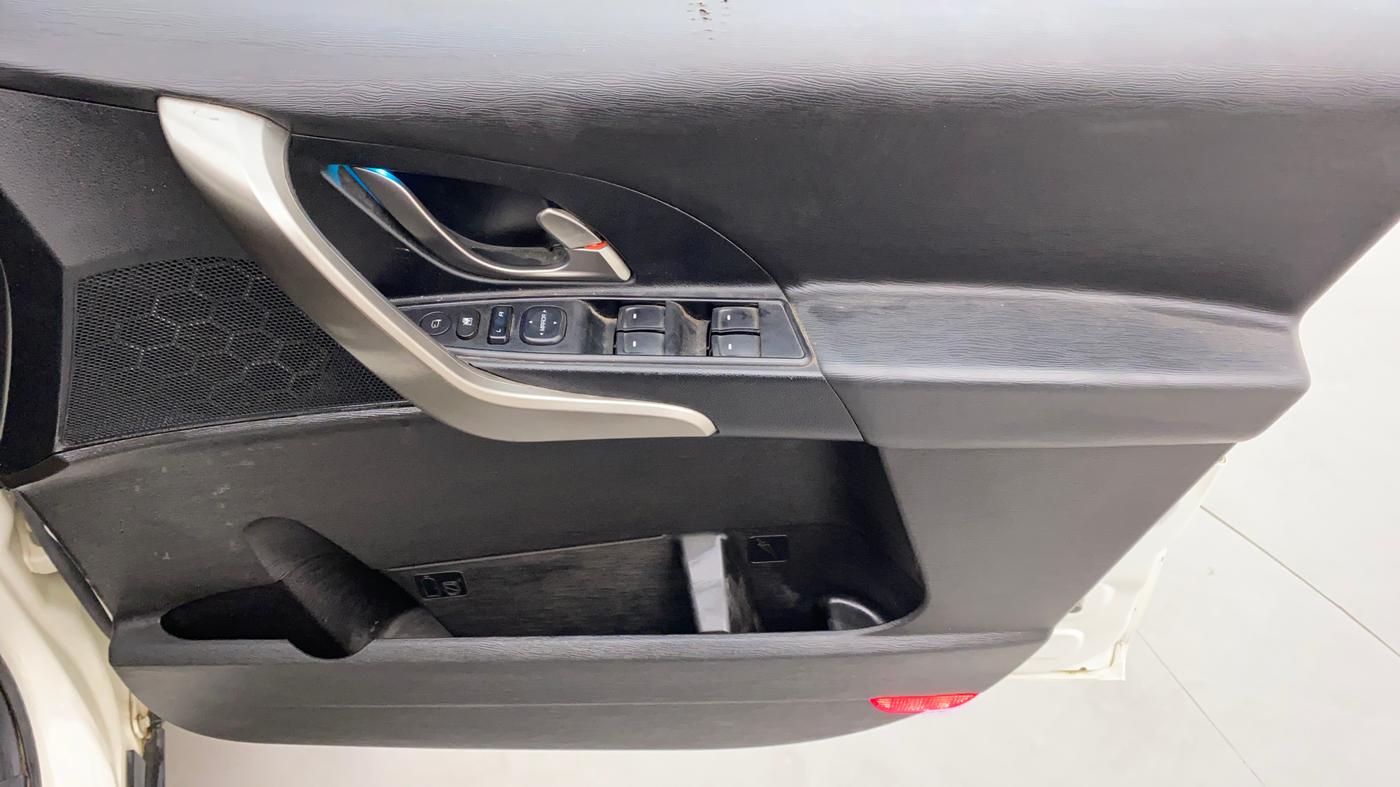 2019 Mahindra XUV500 W9, Diesel, Manual, 25,269 km, Driver Side Door Panels Control