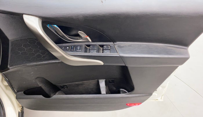 2019 Mahindra XUV500 W9, Diesel, Manual, 25,269 km, Driver Side Door Panels Control