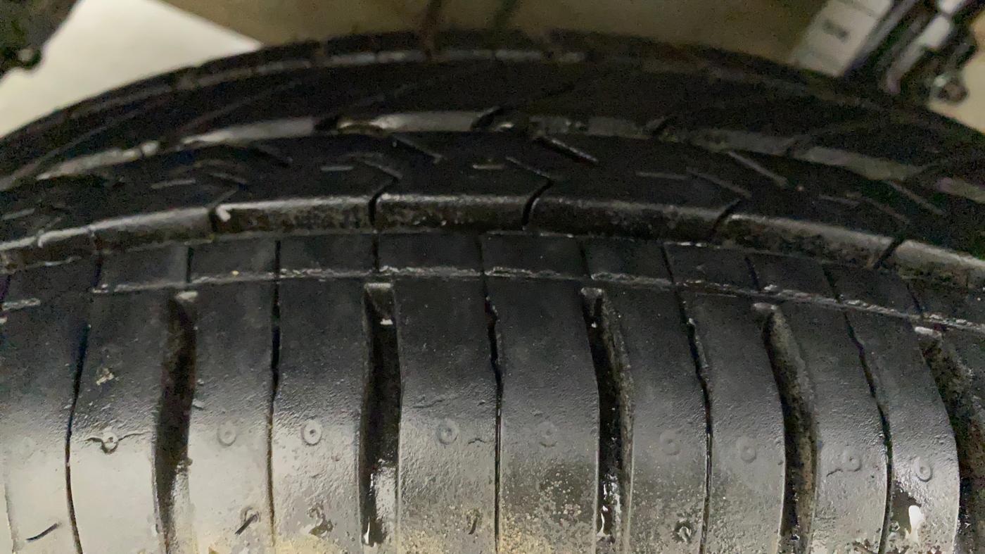 2012 Maruti Swift LXI, Petrol, Manual, 41,942 km, Left Front Tyre Tread