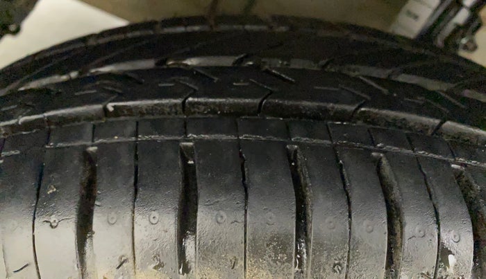 2012 Maruti Swift LXI, Petrol, Manual, 41,942 km, Left Front Tyre Tread