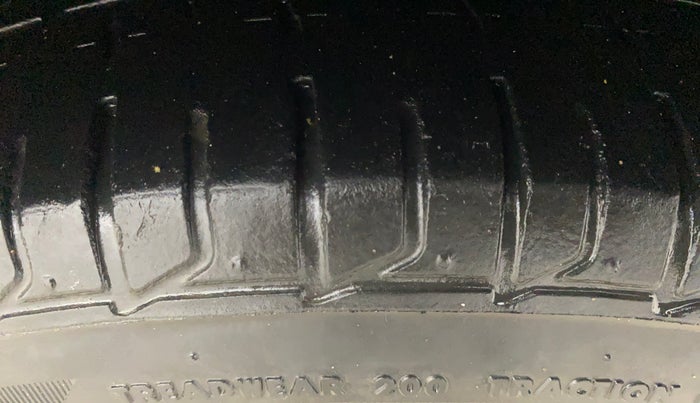 2012 Hyundai Verna FLUIDIC 1.4 CRDI, Diesel, Manual, 1,35,592 km, Right Front Tyre Tread