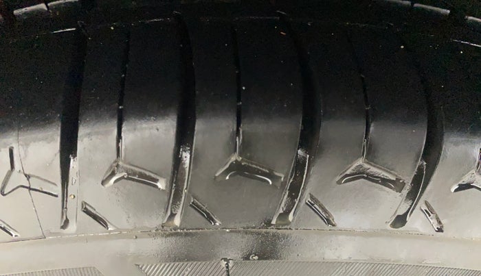 2012 Hyundai Verna FLUIDIC 1.4 CRDI, Diesel, Manual, 1,35,592 km, Right Rear Tyre Tread