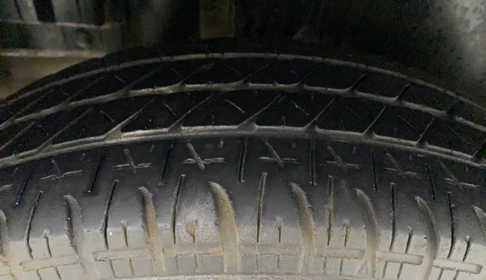 2012 Maruti Swift VXI, Petrol, Manual, 41,576 km, Right Rear Tyre Tread