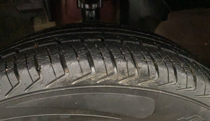 2017 Renault Kwid RXT 0.8, Petrol, Manual, 33,767 km, Left Front Tyre Tread